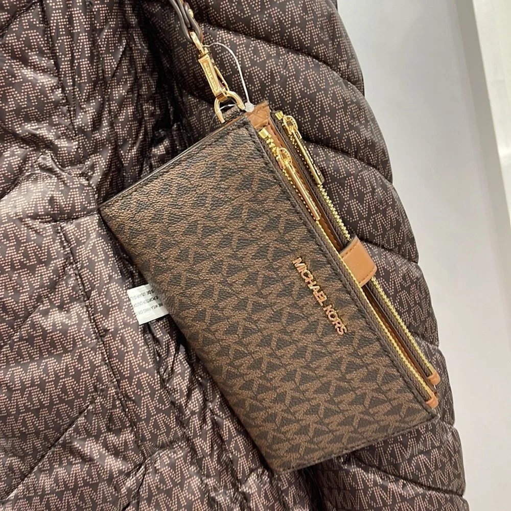 MICHAEL KORS LARGE DOUBLE ZIP WRISTLET PHONEHOLDER WALLET CLUTCH
Brown - Picture 12 of 16